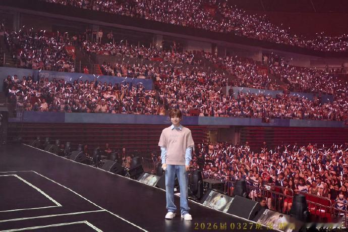 徐良又演上小品了徐良鬼点子真多自己跟自己对话就算了，还当众夸自己是天才策划，也就