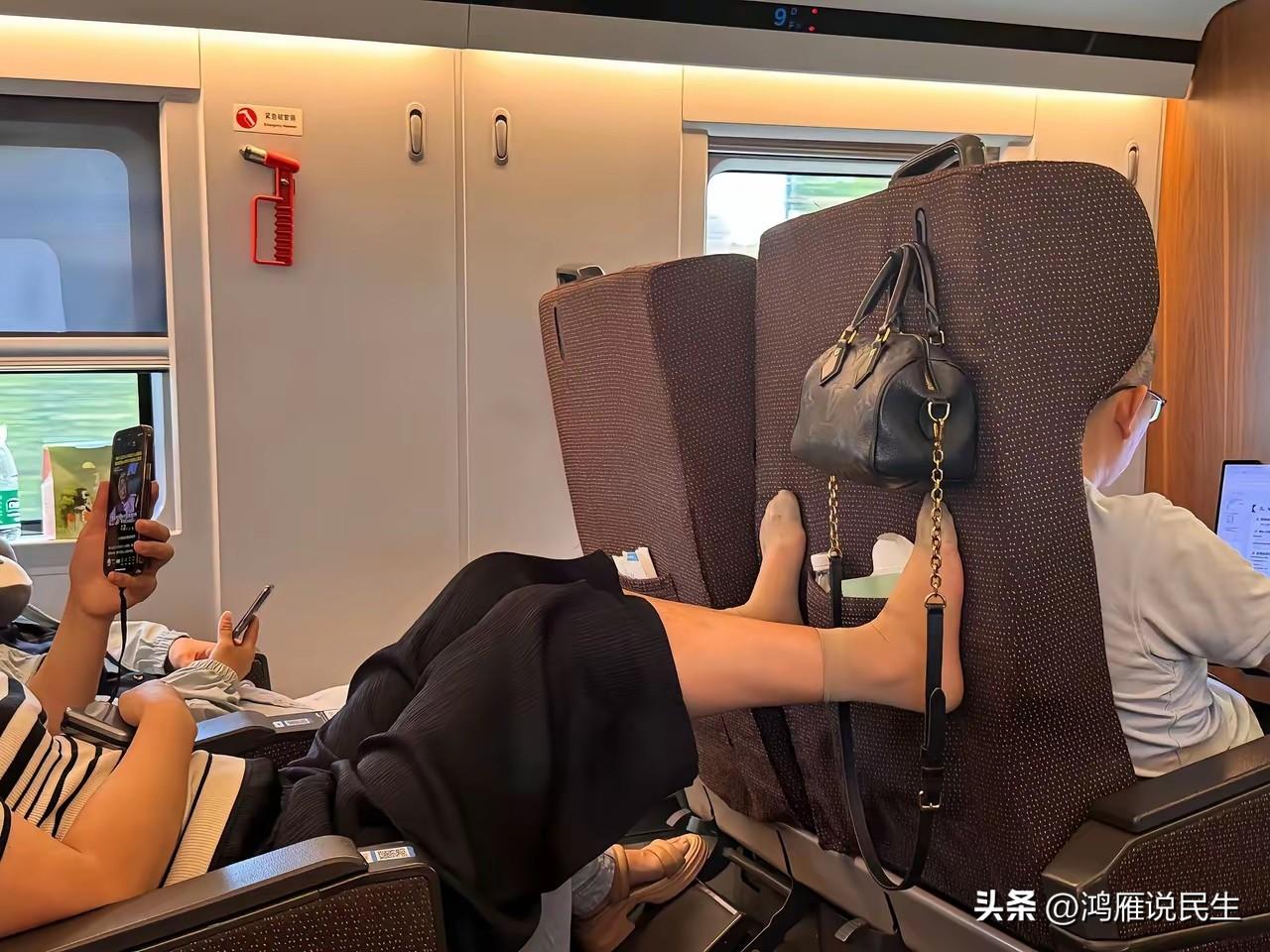 我发现一个现象，为啥高铁上大多数都是女人脱鞋，甚至把脚丫子放在椅子背上？
   