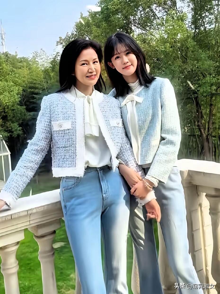 天啊，陆毅的女儿长这么大了。亭亭玉立的小姑娘，比妈妈鲍蕾还高大，大长腿又高又瘦，