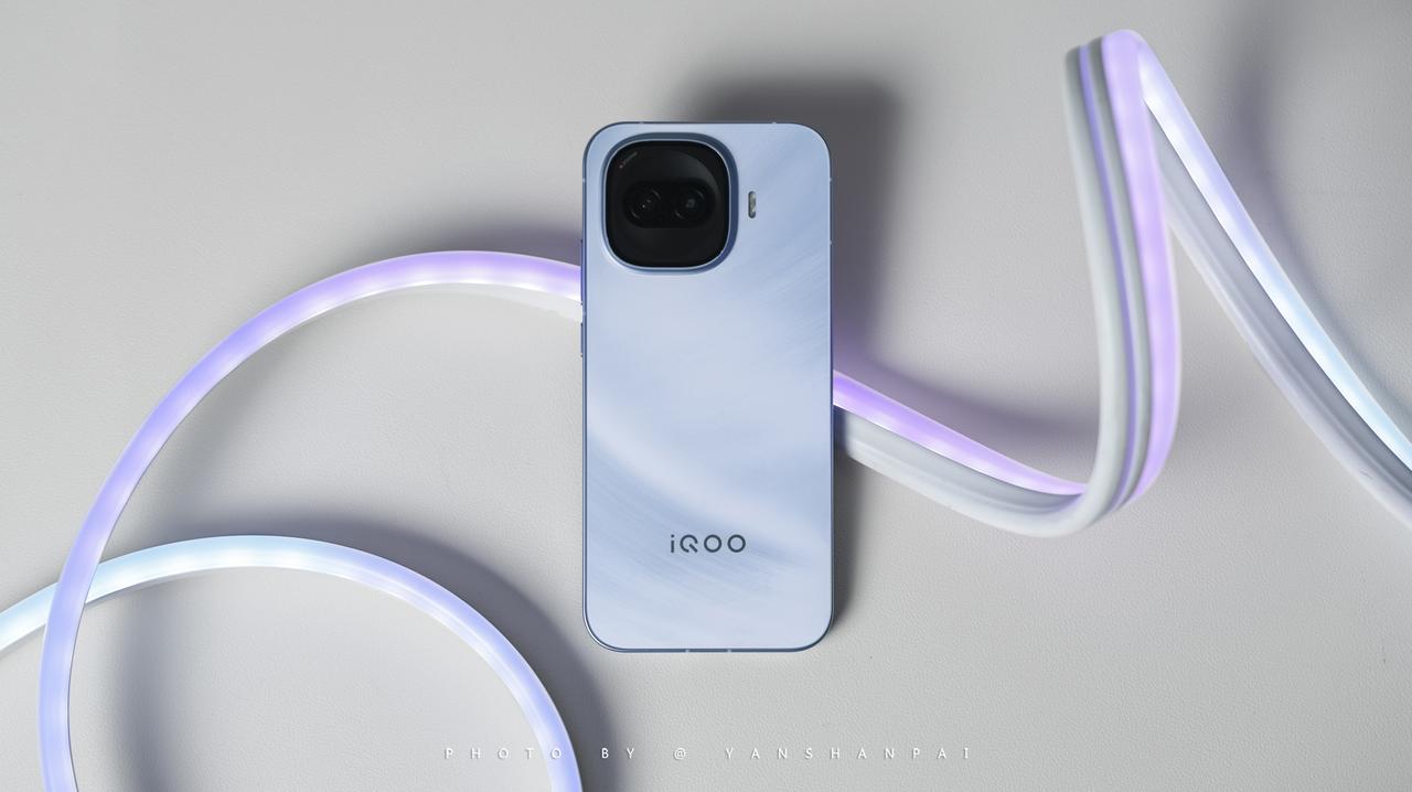 分享一组iQOO Z11 Turbo图赏
说白，沧浪浮光配色就是蓝色
但惊喜的是