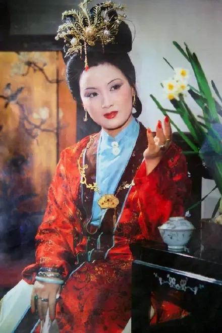 #王熙凤为何亲近林黛玉而疏远薛宝钗#因为薛宝钗心机重，嫁给贾宝玉后直接威胁王熙凤