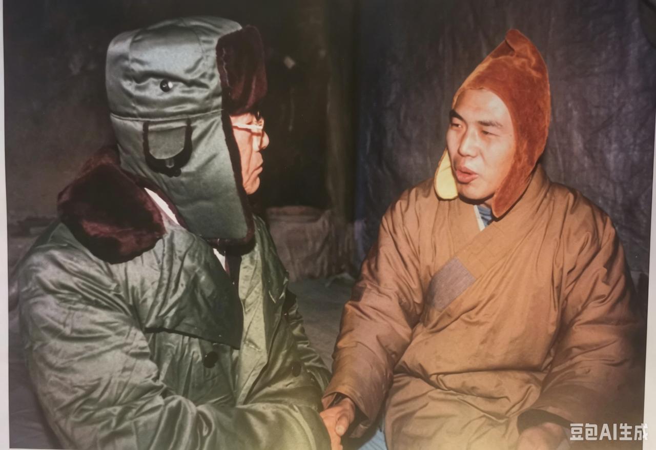 左边，是穿冬装的军人，
右边，看似是一位僧侣。
军人岁数大，
僧侣很年轻。
僧侣