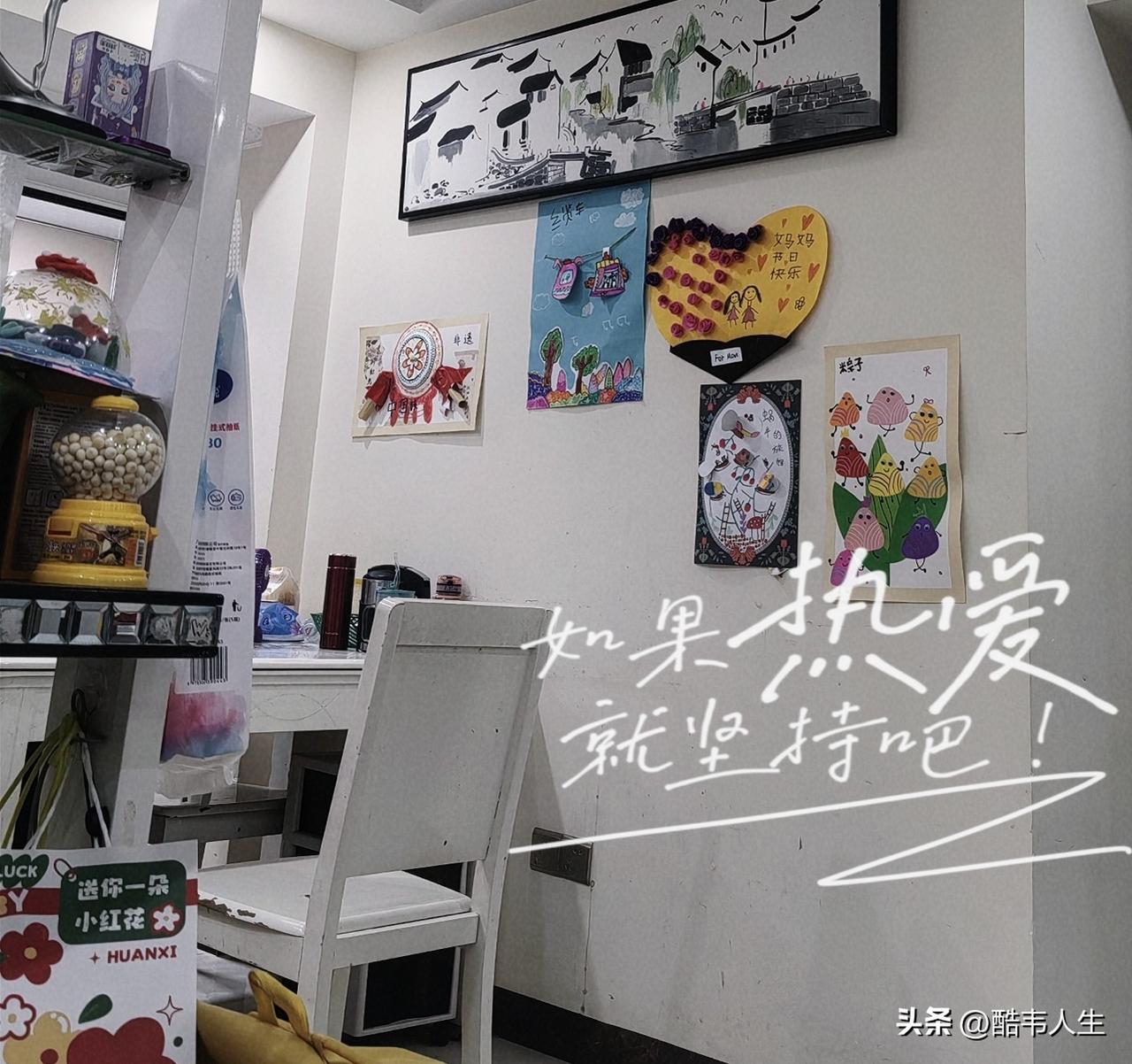 今晚无意间瞥见她的游戏手柄正在充电，我不禁感慨，穷人的孩子未必早当家，实则存在诸