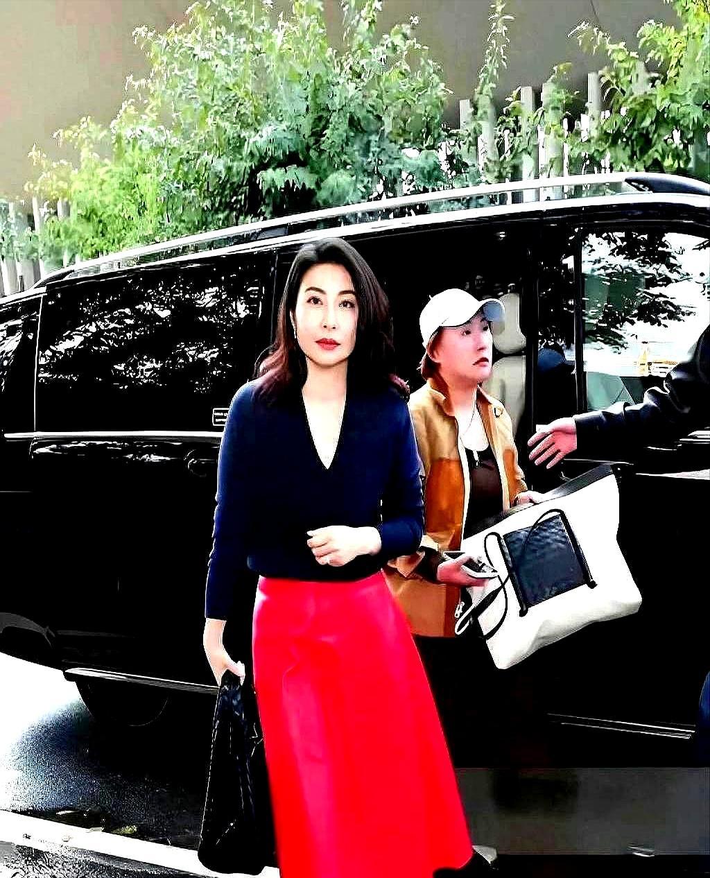 谁能想到，米兰时装周最吸睛的，居然是以前扎两块钱发圈逛菜场的郭晶晶。
 
这次她