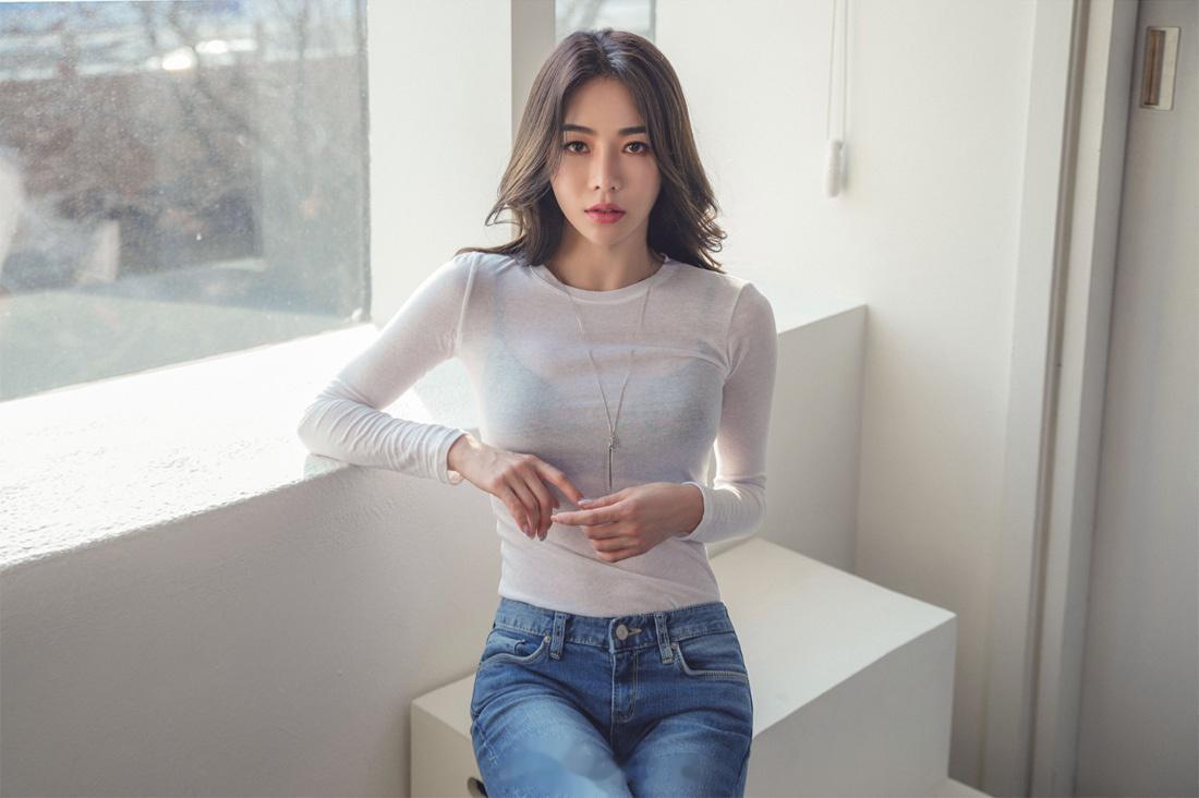 抽烟的人永远闻不到身上的烟味，就像被爱的人永远不知道爱你的人有多辛苦。 ​​​