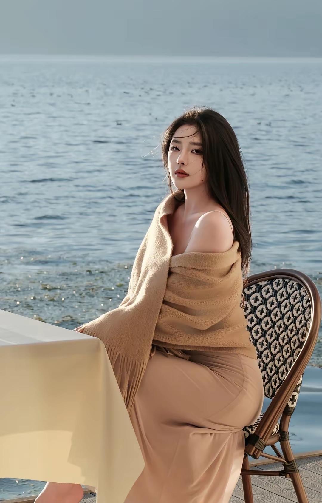 海边悠闲时光，轻奢穿搭，享受宁静与美好。