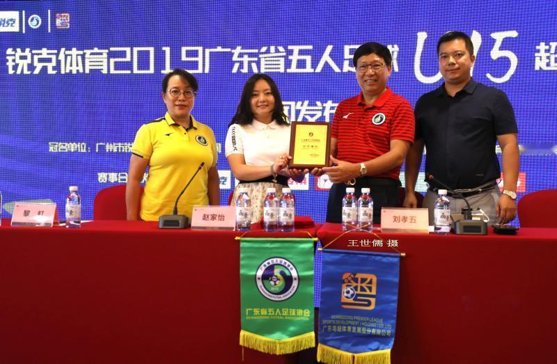 国足降薪就没人踢？别用你的铁饭碗，丈量人家的足球梦。

每次一提国足降薪，总有人