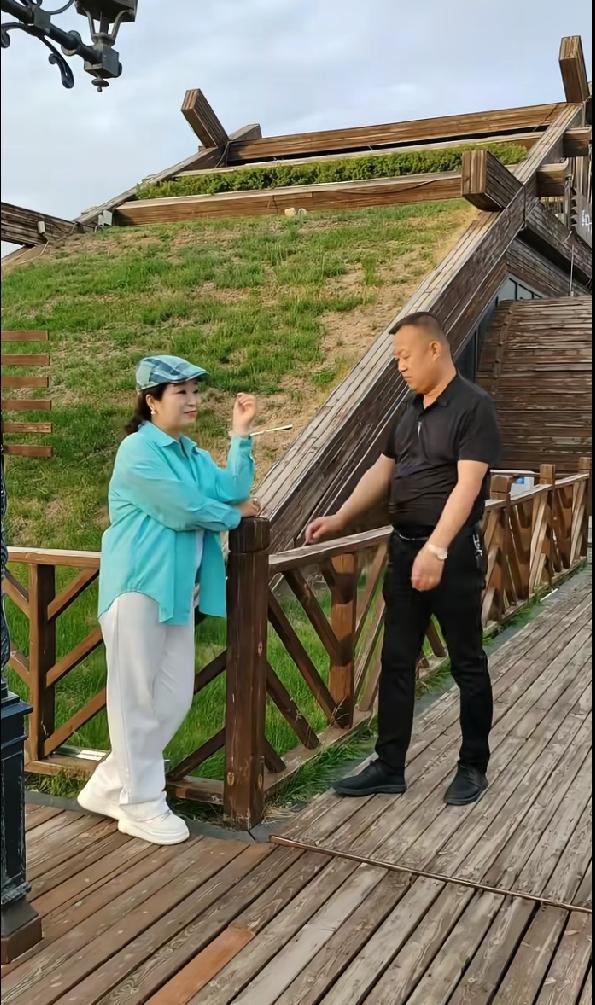 经营一段来之不易的感情，得讲究方法。首先心态要稳住，别因得来不易就过度讨好，卑微