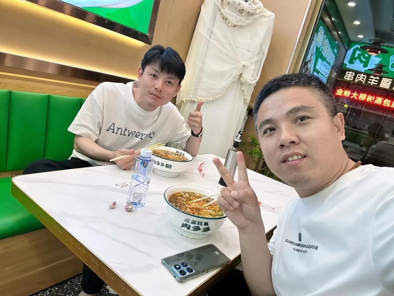 搞定！又是忙碌的一天，路过金岭镇，想吃个牛肉，都关门了[捂脸]