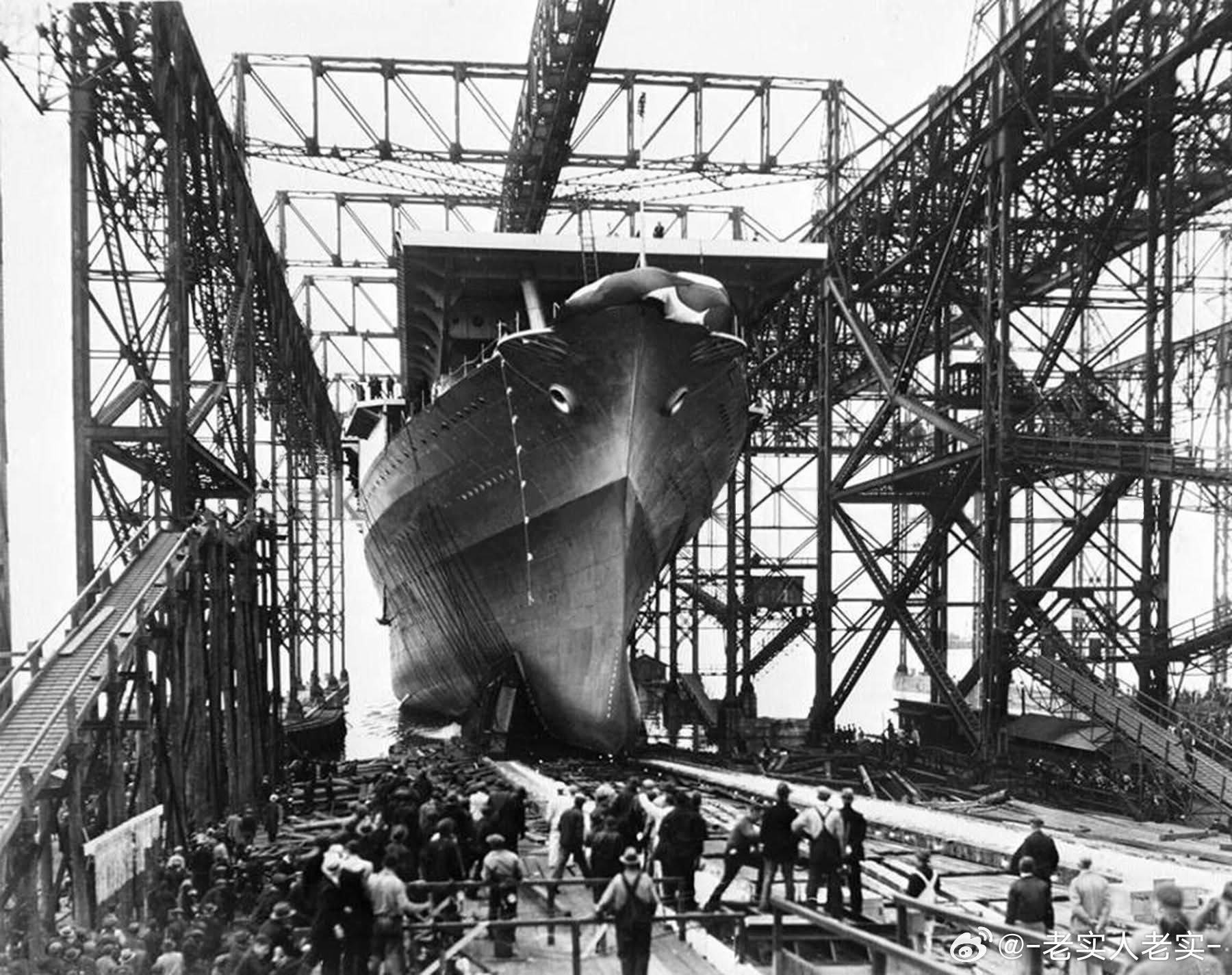 下水当天拍摄的游骑兵号航母（图1）摄于1933年2月25日的扭波特纽斯；图2则是