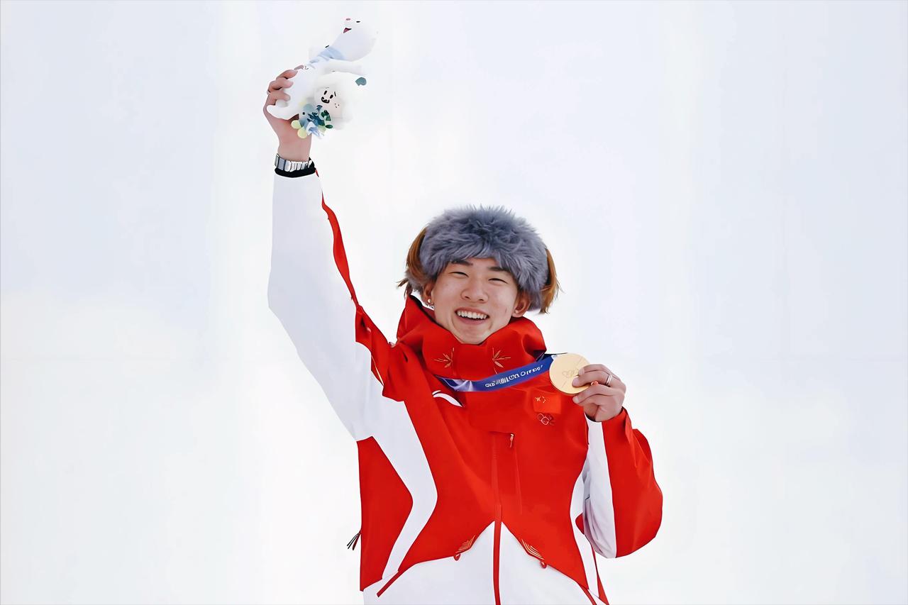 最好的生日礼物！
苏翊鸣单板滑雪夺冠，
斩获中国米兰冬奥会首金。

一跳定乾坤！