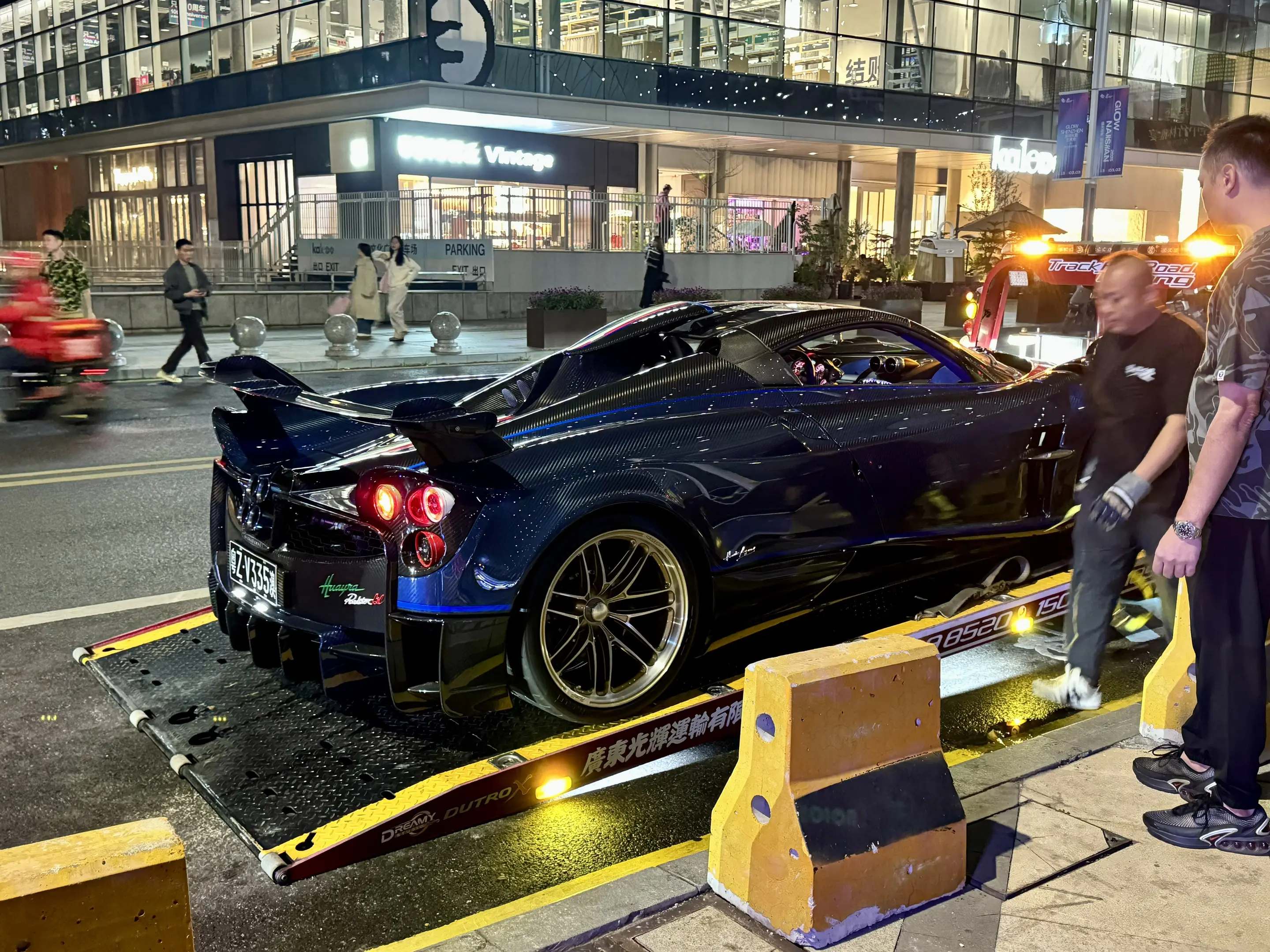 惊鸿一瞥。好久没看到这台迷人的蓝碳BC了