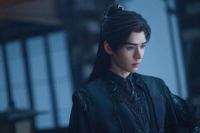 龚俊剧综全面开花，暗河传里他减重塑造的苏暮雨，凭精彩打戏圈粉无数，花儿与少年同心