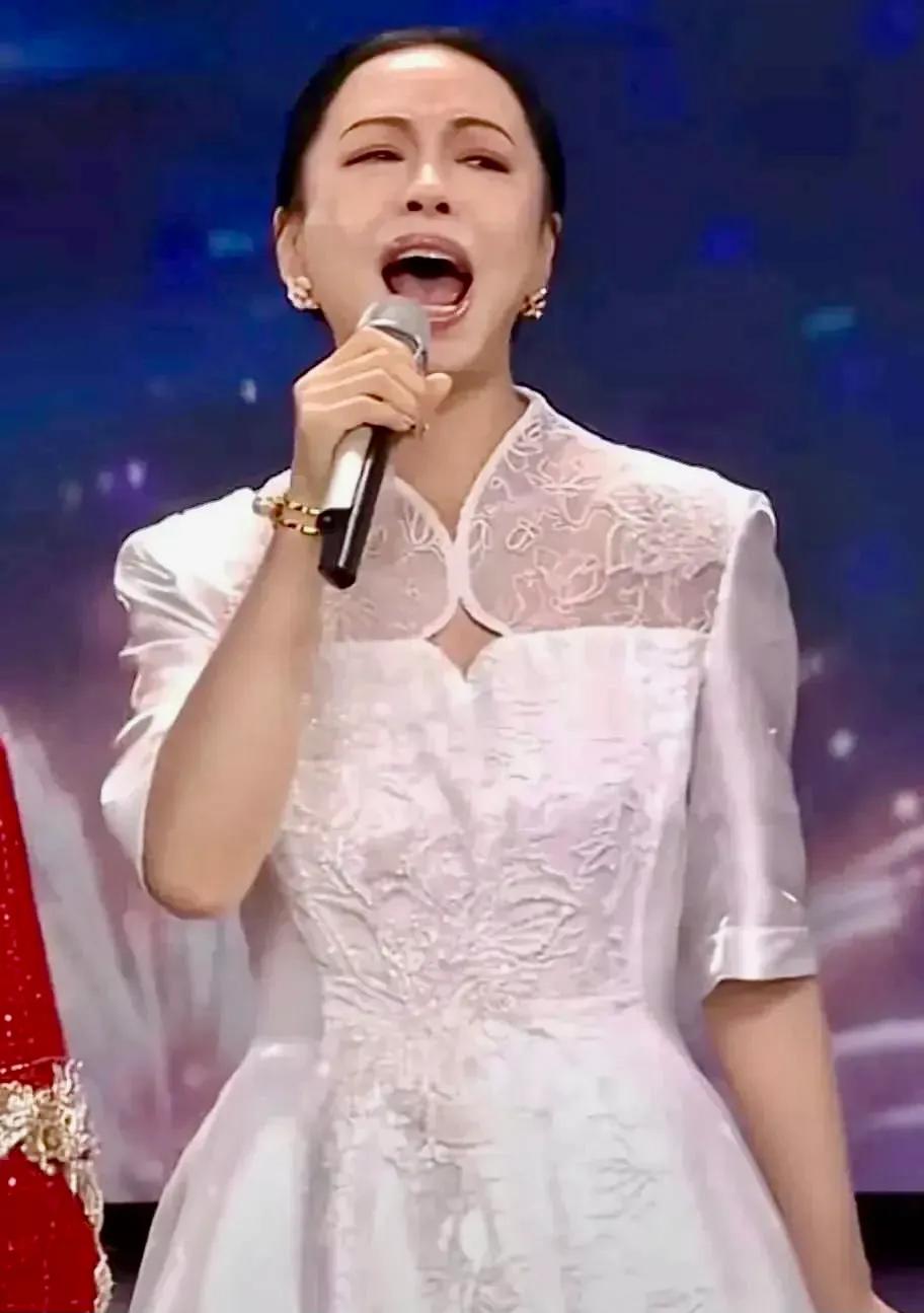 太吓人了！咋弄来这么个人呢！
明明知道大家都不太喜欢她的大嘴、却偏偏叫她唱，全程