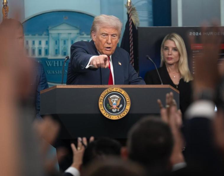 特朗普这是压根不打算安分，4月2日恰逢他口中的“解放日”一周年，这位总统没搞任何