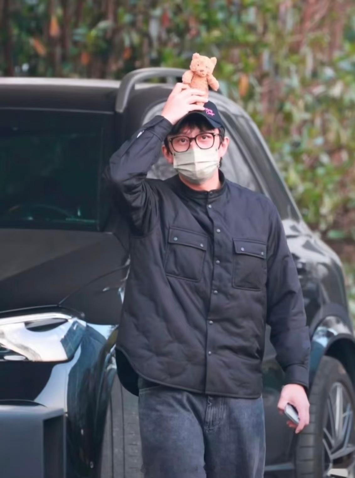 邓超瘦成男大了这眼神 跟嬛嬛太像了邓超今年又要在春晚舞台蹦蹦跳跳了嘛