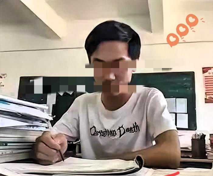最窒息的原生家庭：优秀的孩子，终究成了家里的牺牲品
 
真的特别心疼这个苦熬九年