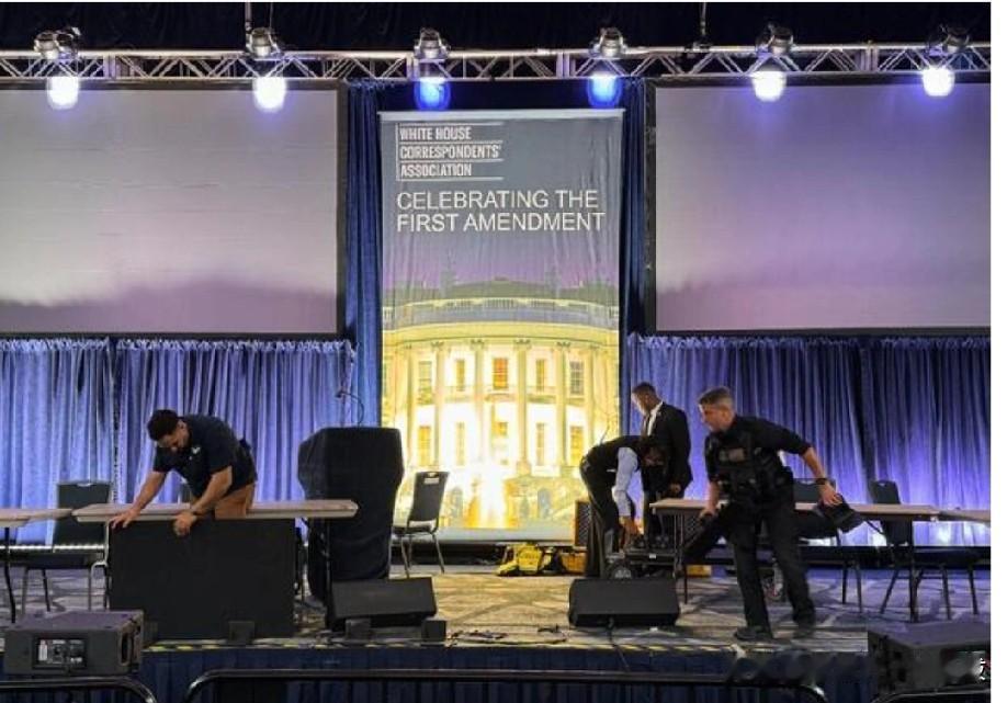 华盛顿 (美联社)—— 官员们周六表示，在白宫记者协会晚宴上发生枪击事件后被拘留