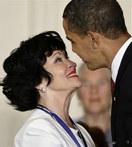 跟奥巴马接触的女子，好像对他都不错，有的甚至是深情款款，眼神火辣，尤其是第一张照