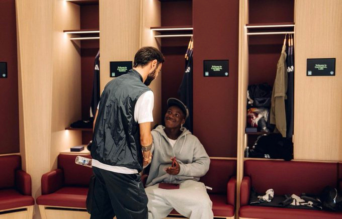 【政委】TA在卡灵顿训练基地附近，布鲁诺费尔南德斯经常会在走廊里拦住年轻球员聊天