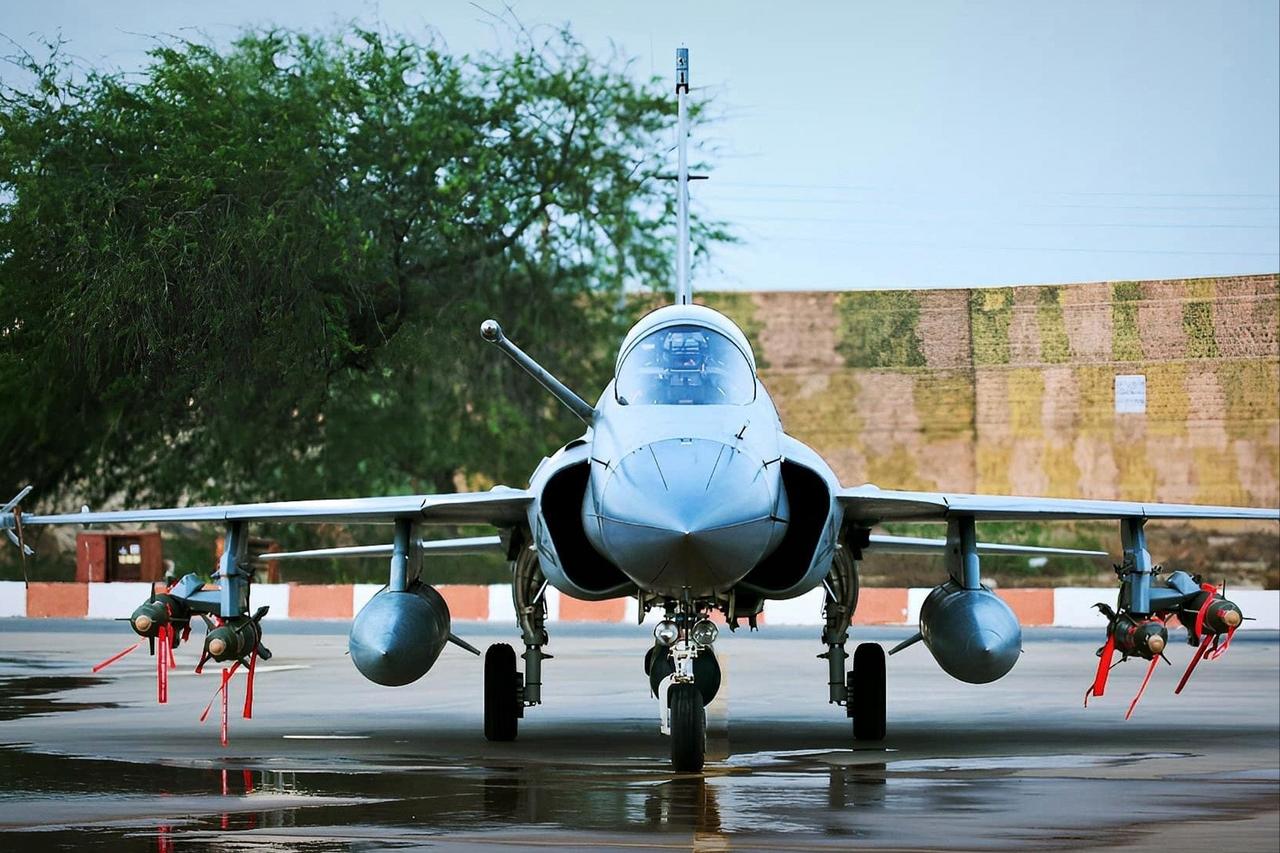 看来巴基斯坦想到了以色列会捣乱，直接用自己的战机护航，用自己的飞机来接伊朗前来谈