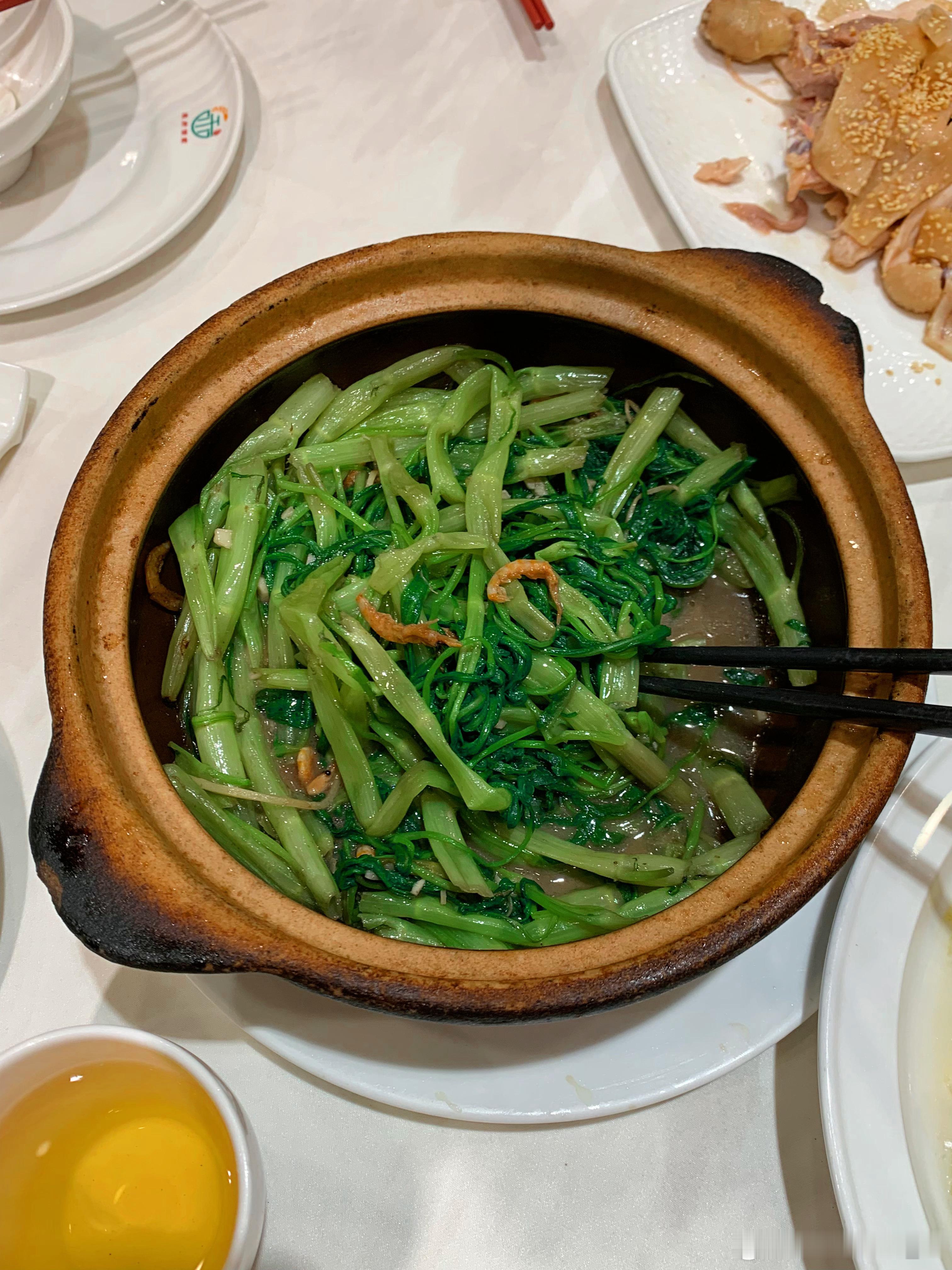 食在广东名不虚传，晚餐是一桌全爱的粤菜.玫瑰酒火焰叉烧桌边秀，现场的海盐火焰激发