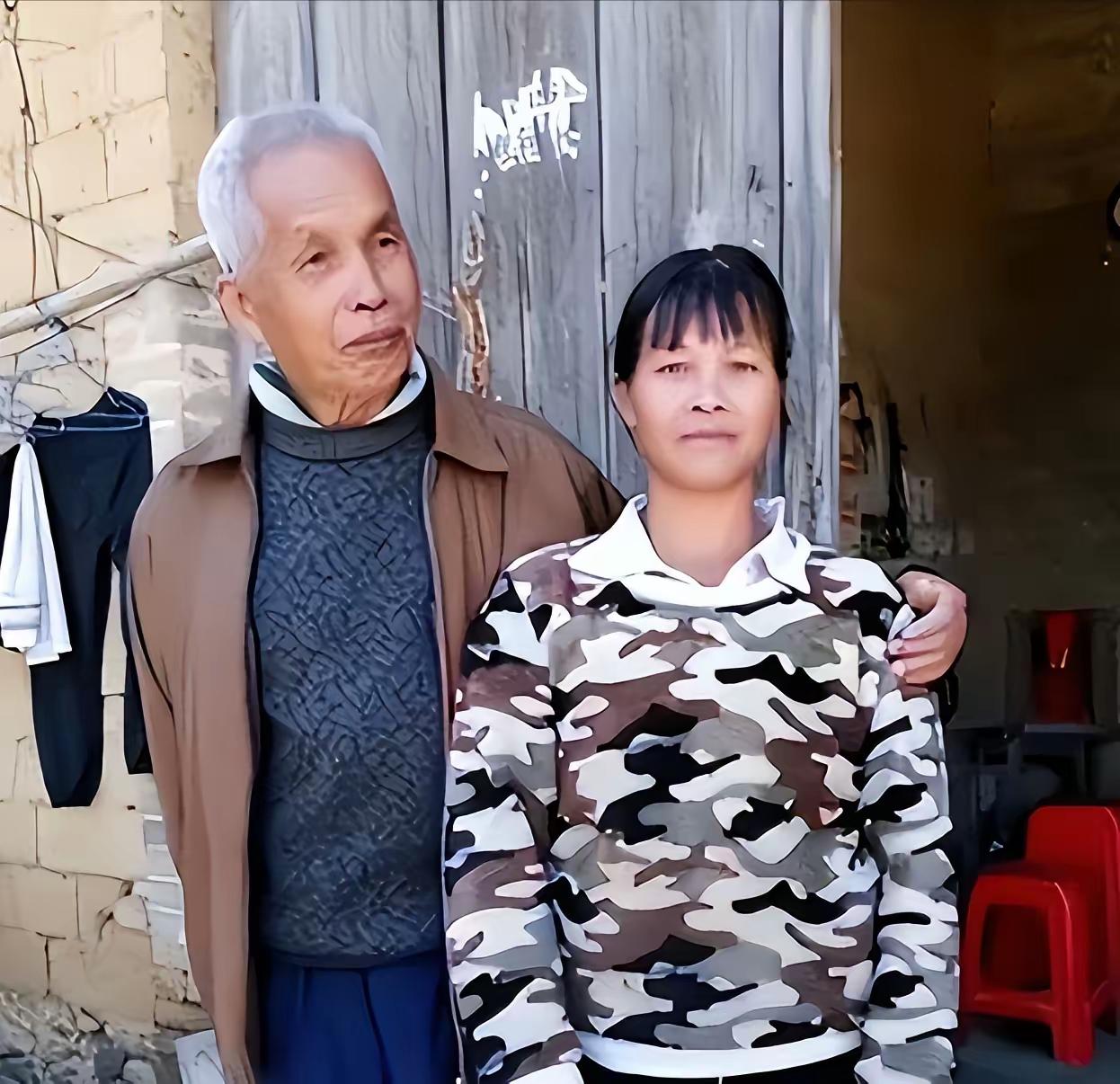 广西第一猛男！1994年，49岁梁二将19岁女工友带回村，随后两人开始疯狂造人，