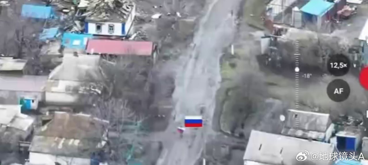 俄乌冲突 俄东集群部队已经在里兹德维扬诺耶定居点升起俄罗斯国旗。 