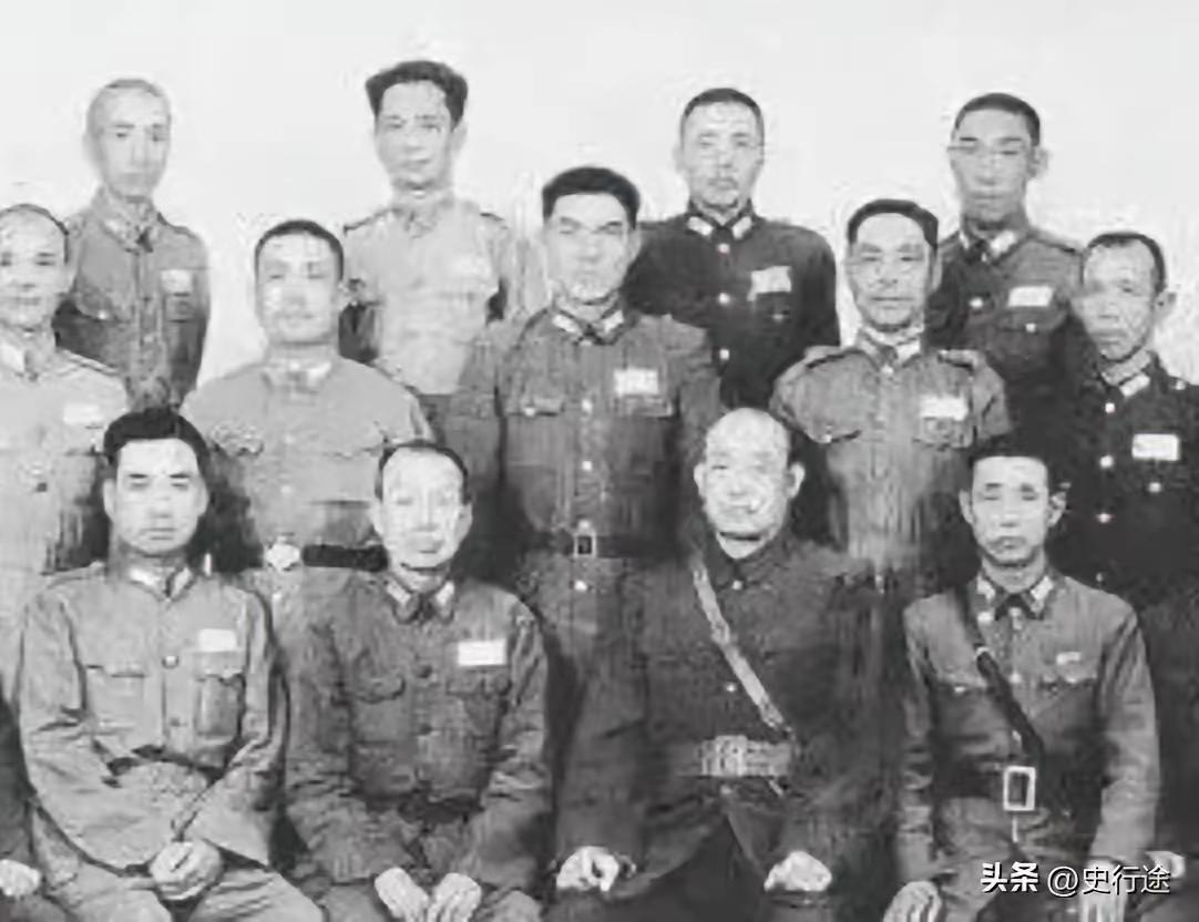 抗战胜利后，作为杂牌部队师长的鲍汝澧想要投奔八路军，但他的部下都不赞成。师参谋长