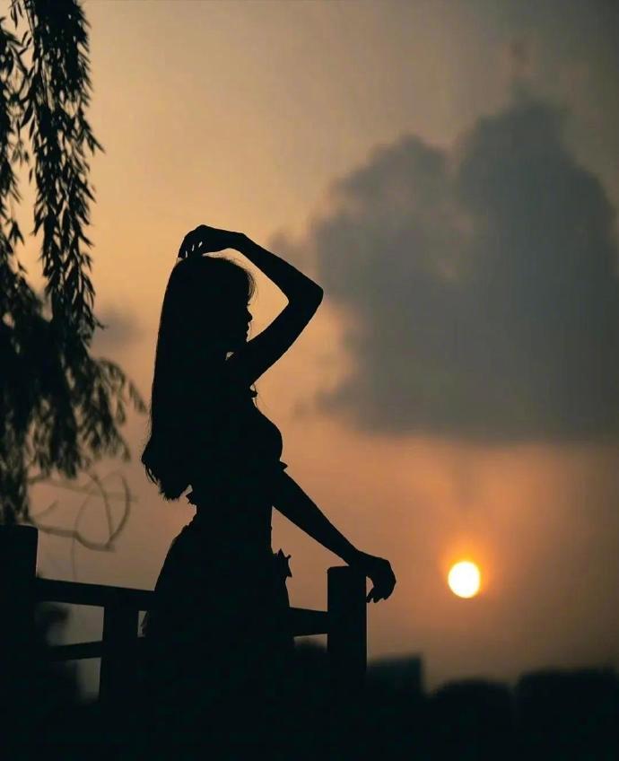 有一天你会明白，善良比聪明更难得；聪明是一种天赋，而善良是一种选择。  