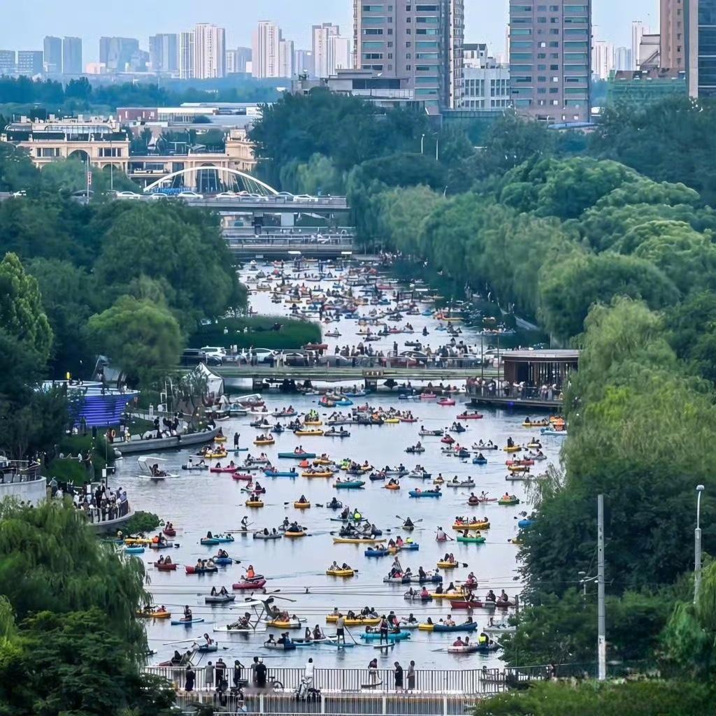 这不是霍尔木兹海峡，这是中国北京亮马河。