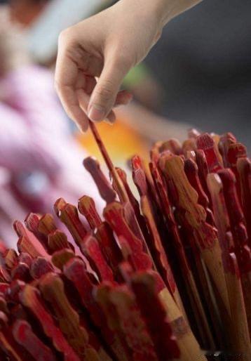 台湾“国运签”抽中下下！

不问苍生问鬼神。
台湾当局每年除夕都会去寺庙抽所谓的