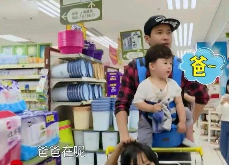 高现在有两个娃了？

小酒窝好像比这两个娃大不了几岁吧

他那年出事过去这么多年