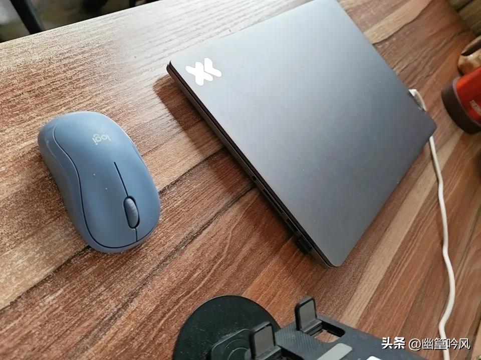 一台电脑一鼠标，
一天到晚写头条。
要问收入有多少？
一天一元零一毛。