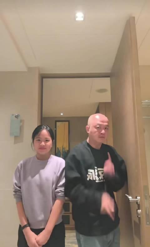 包贝尔和女儿饺子欢乐手势舞，家庭氛围看起来好棒，饺子相比前两年也长大了很多，越来
