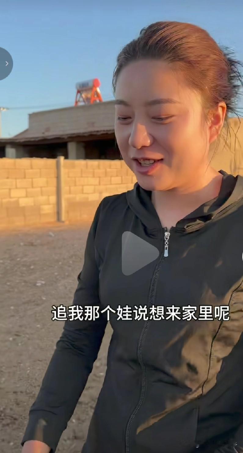黑梅梅真是个恋爱脑，估计对那男的上头了，才谈了几天，那男的说要来她家里，她就问她