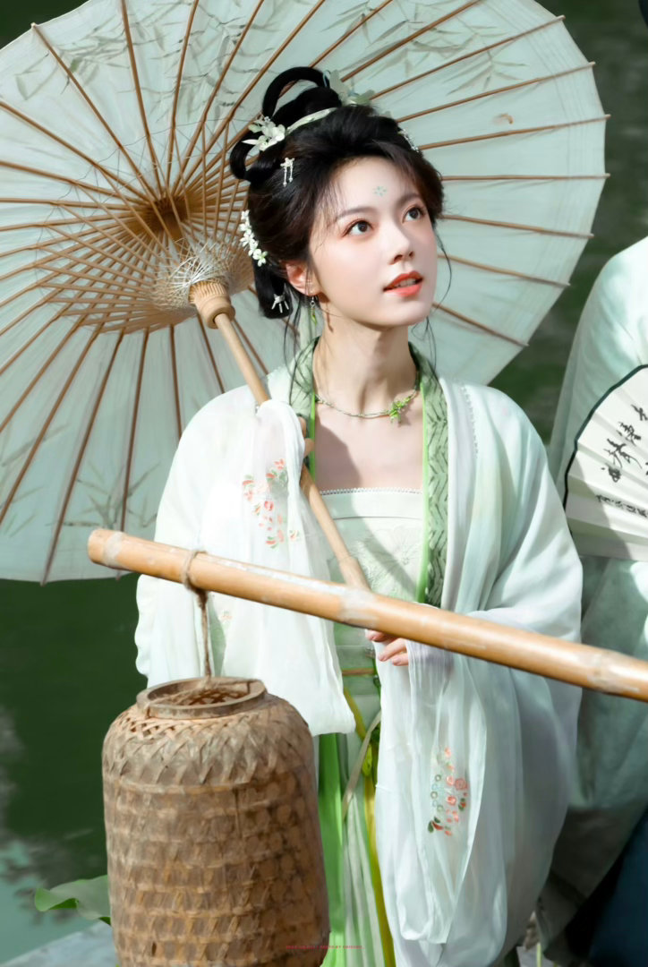 赵今麦赵今麦徐迟 🍉赵今麦无可替代“回头看当初你选的路居然走了这么远”Look