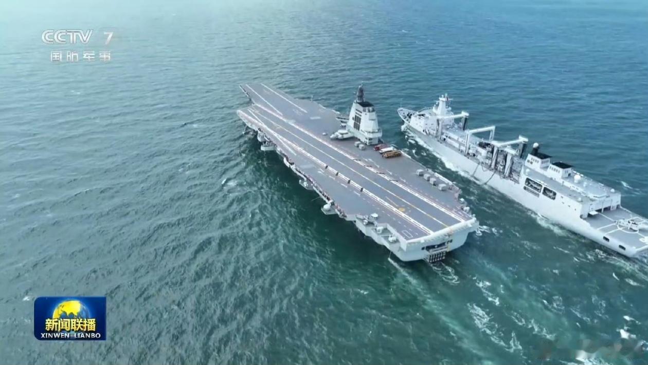 福建号航空母舰接受901大型综合补给舰的航行横向补给作业！这是福建号航母在刷号服