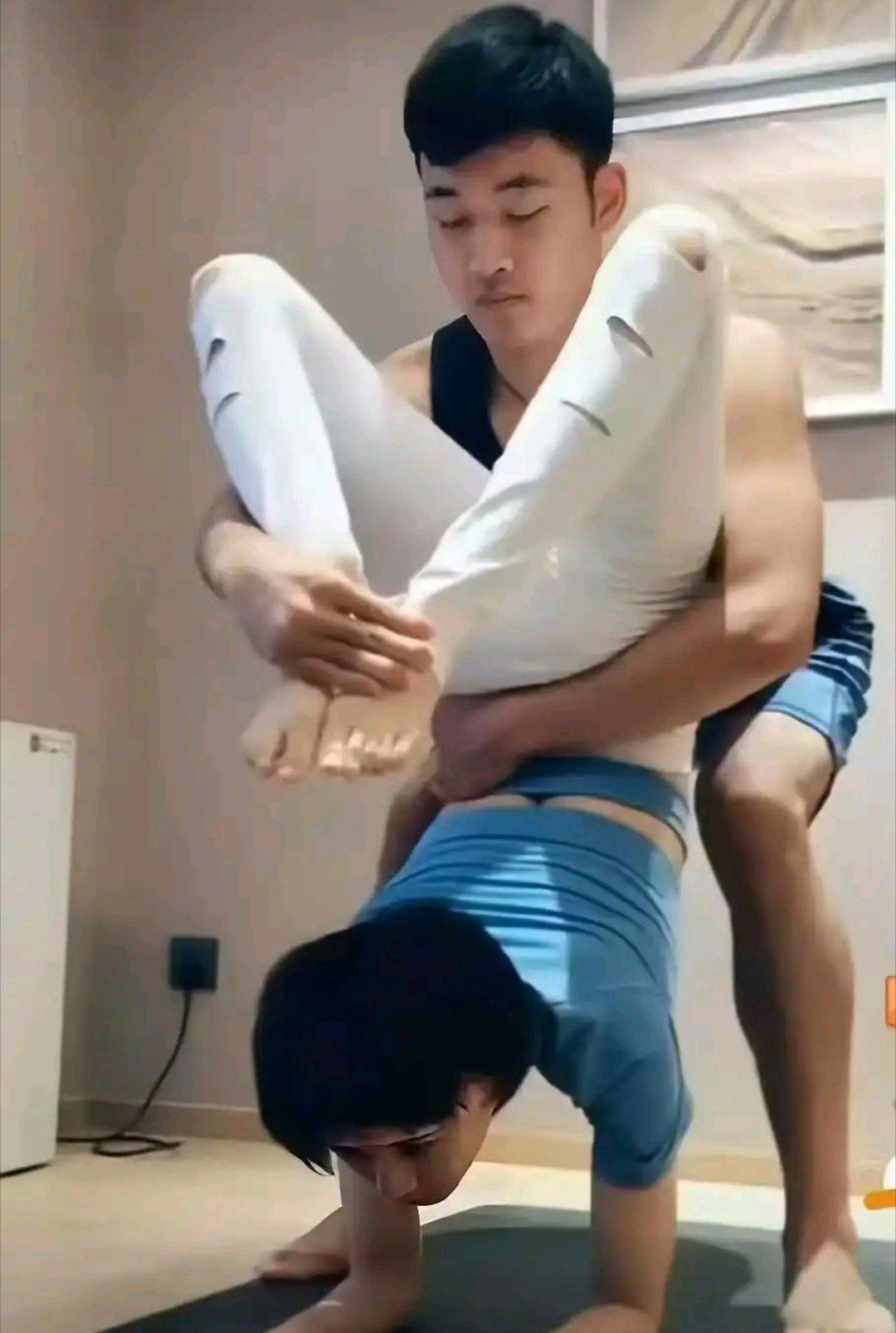 王子文这样的私教好尴尬，估计只有未婚的女生才敢赵这样的男私教吧 ​​​