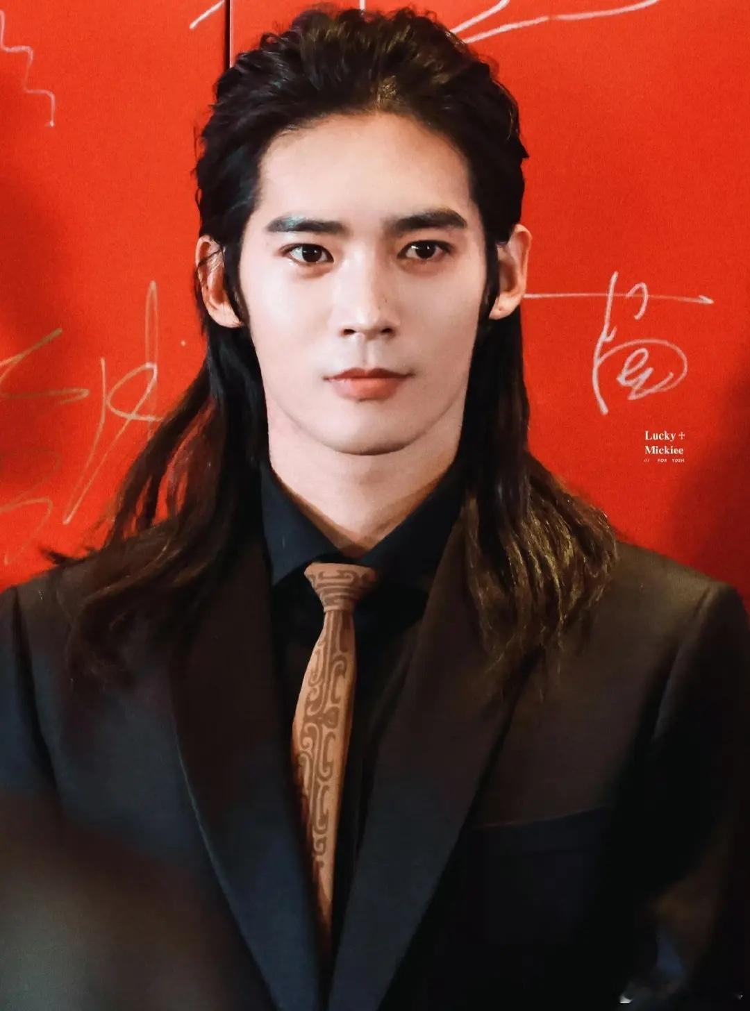 以为于适和此沙是同一个人，因为都是这款长发，后来发现完全不是[允悲] ​这款长啊
