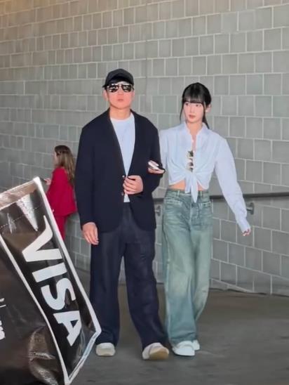 林俊杰七七挽手看世界杯决赛姆巴佩金靴阿根廷 脏 JJ林俊杰带着小21岁女友七七看
