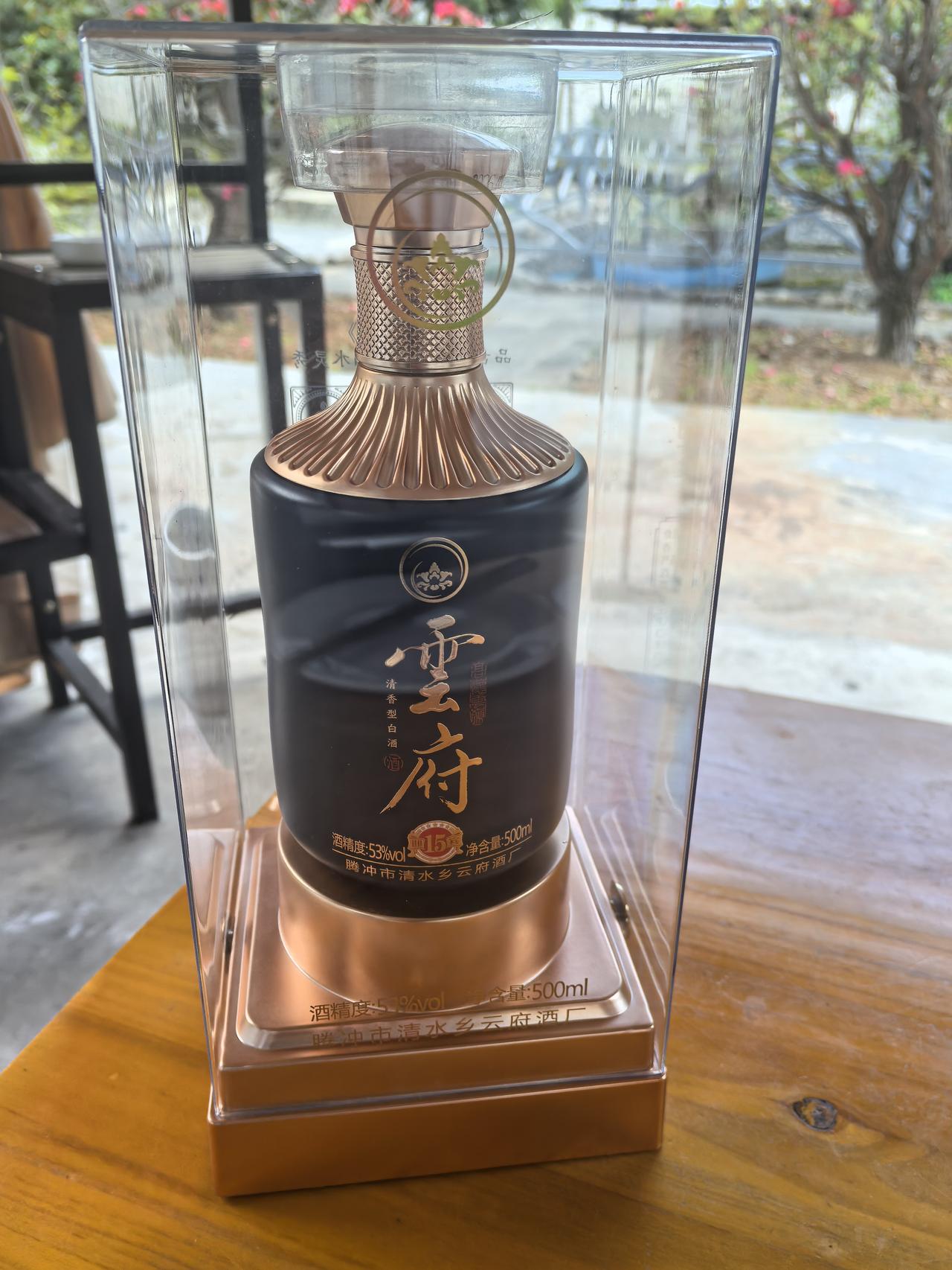 《七律·游腾冲》
腾冲形胜远名扬，四季如春好地方。
热海温泉腾雾气，火山遗迹散硫