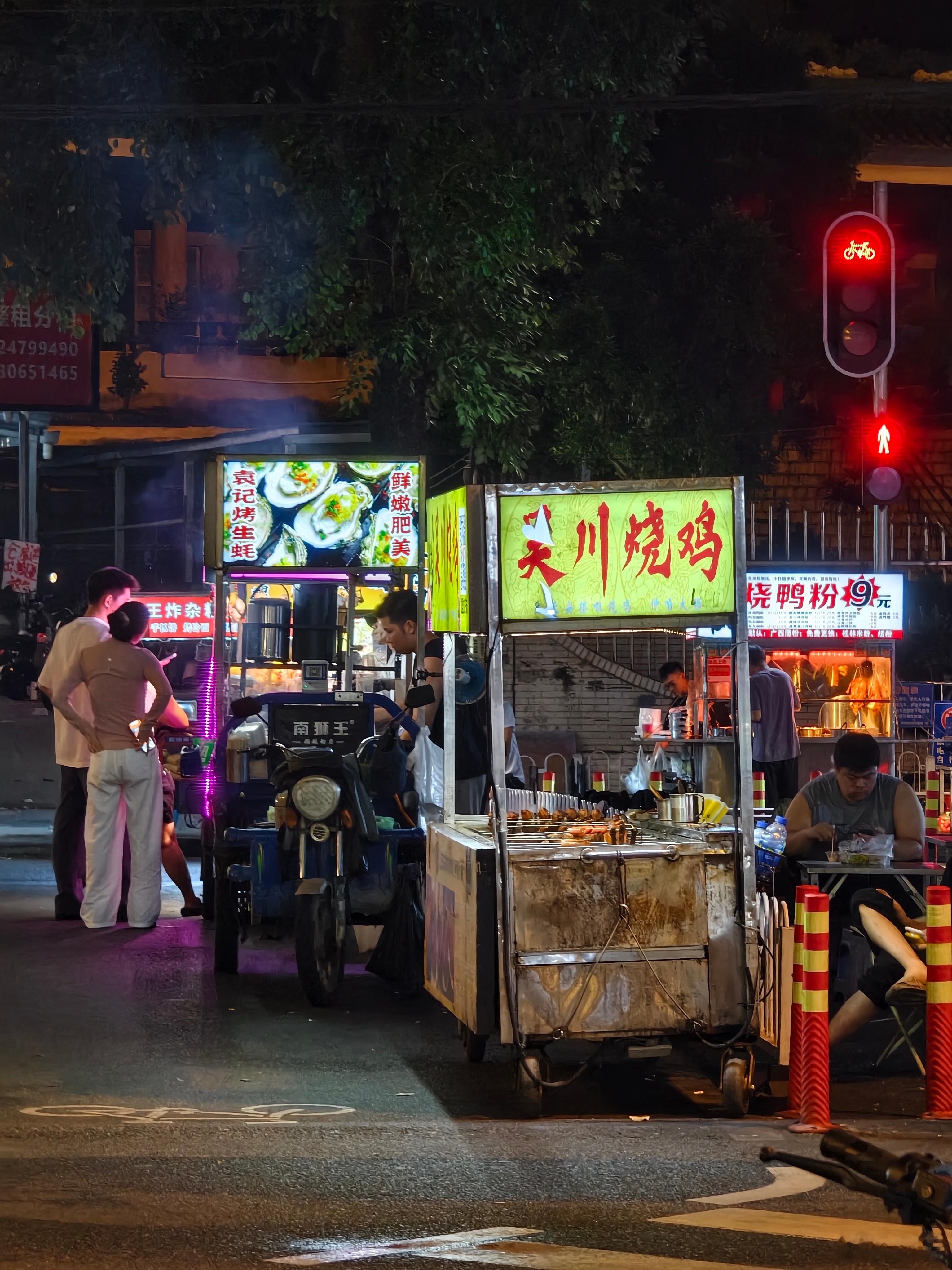 凌晨两点多我住的西塱路口。晚上收拾了房间，把积压的几乎所有纸盒都扔出去了，又组装