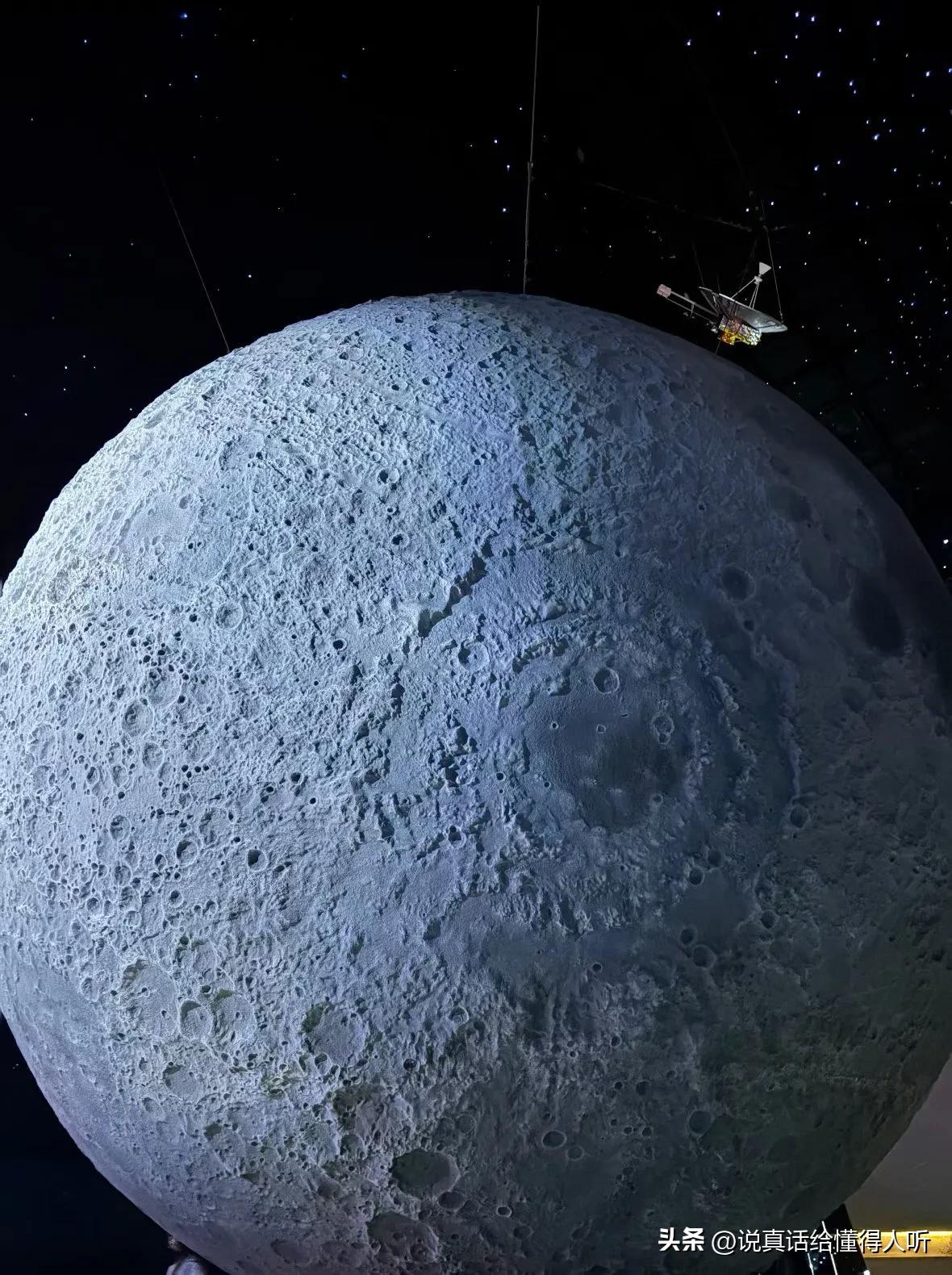 人的生命走到尽头会进入黑洞，你和我，两颗沉默的粒子在宇宙中相撞，产生的引力波以光
