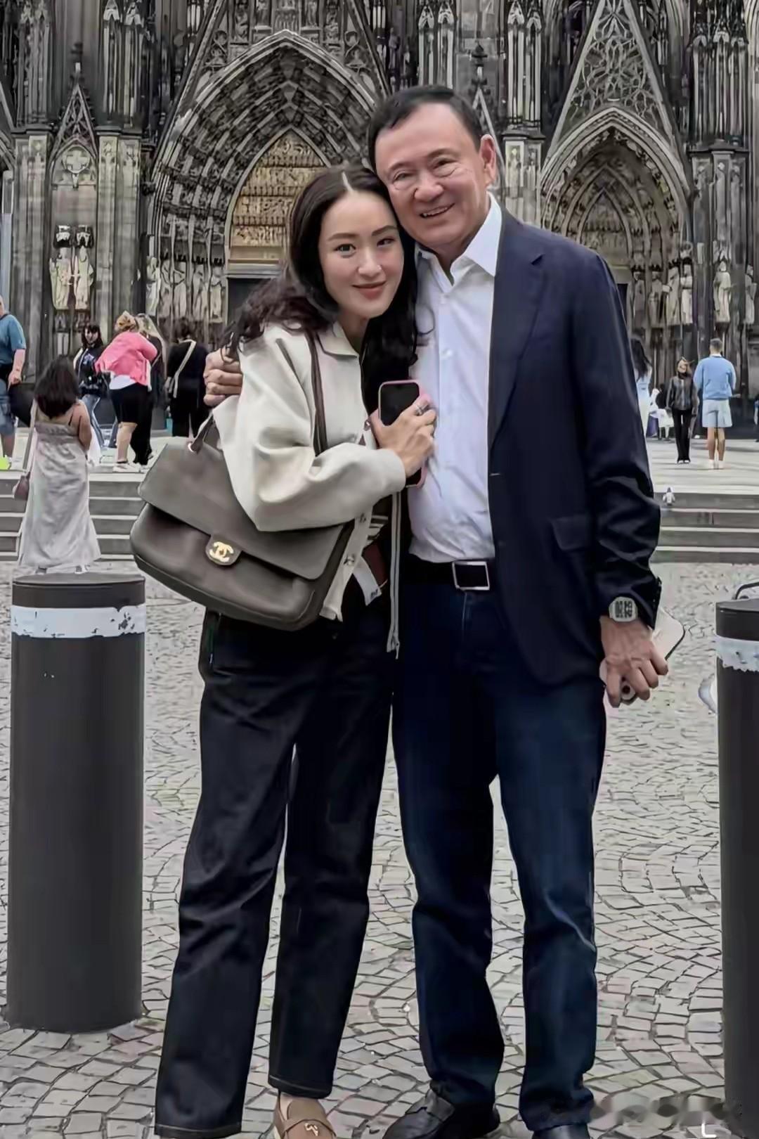 佩通坦7月20日通过自己的社交软件晒出与父亲他信在德国科隆大教堂前的合照，并配文