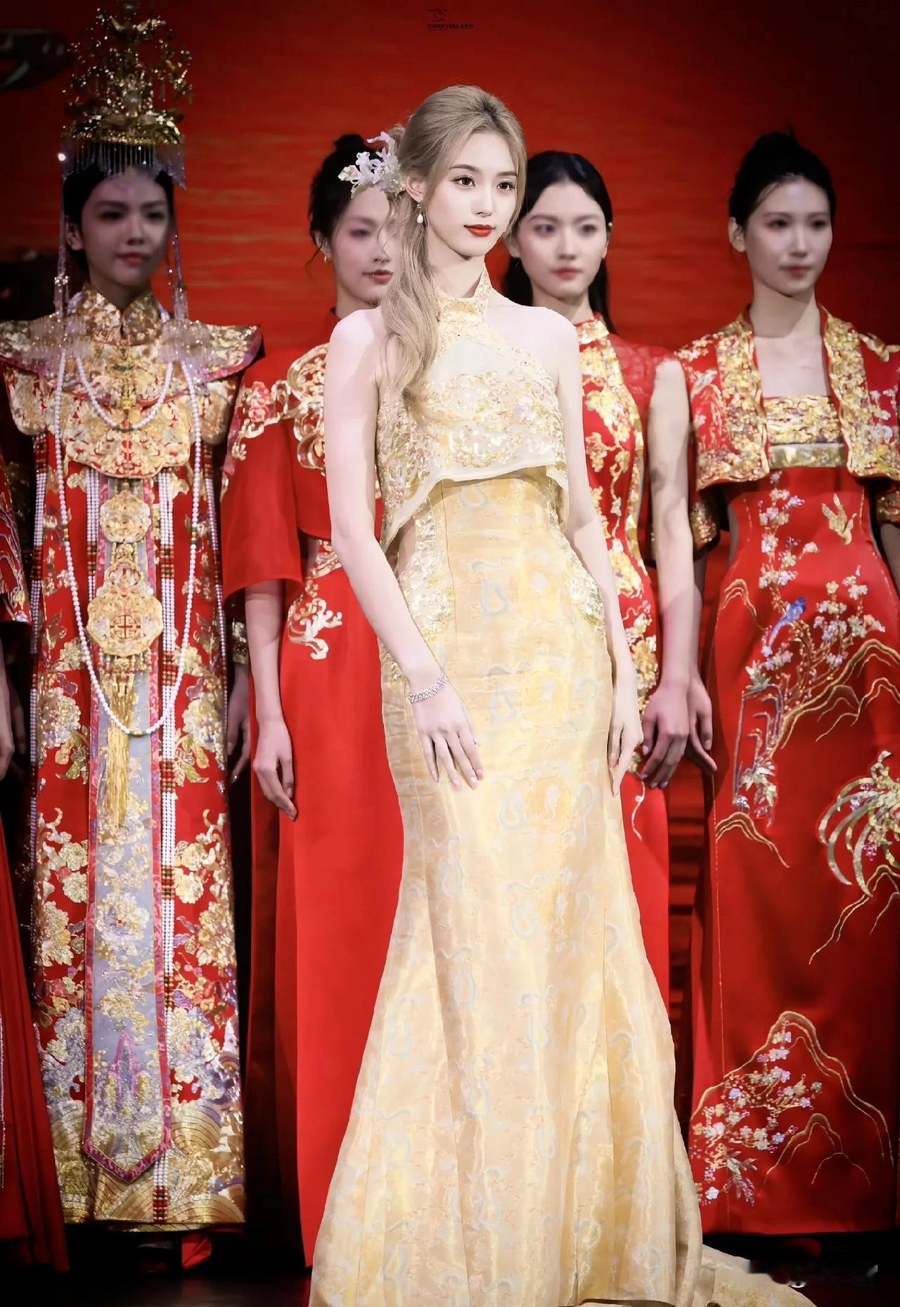 徐艺洋这波回应太圈粉！一句“秀场比婚礼好看是因为美颜”，既用自嘲化解造型热议，情