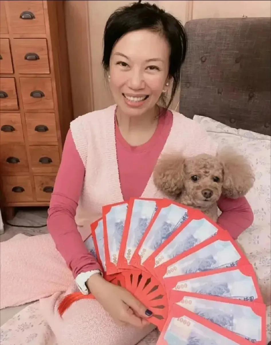 发现没有
林有慧素颜照也很美
一看就知道是善良的女人
怪不得萧敬腾那么爱她
爱了