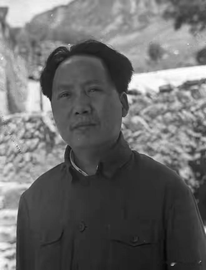 在陕北的黄土高坡上，毛泽东同志目光如炬、神情坚毅，胸中装着山河万里与亿万人民，以