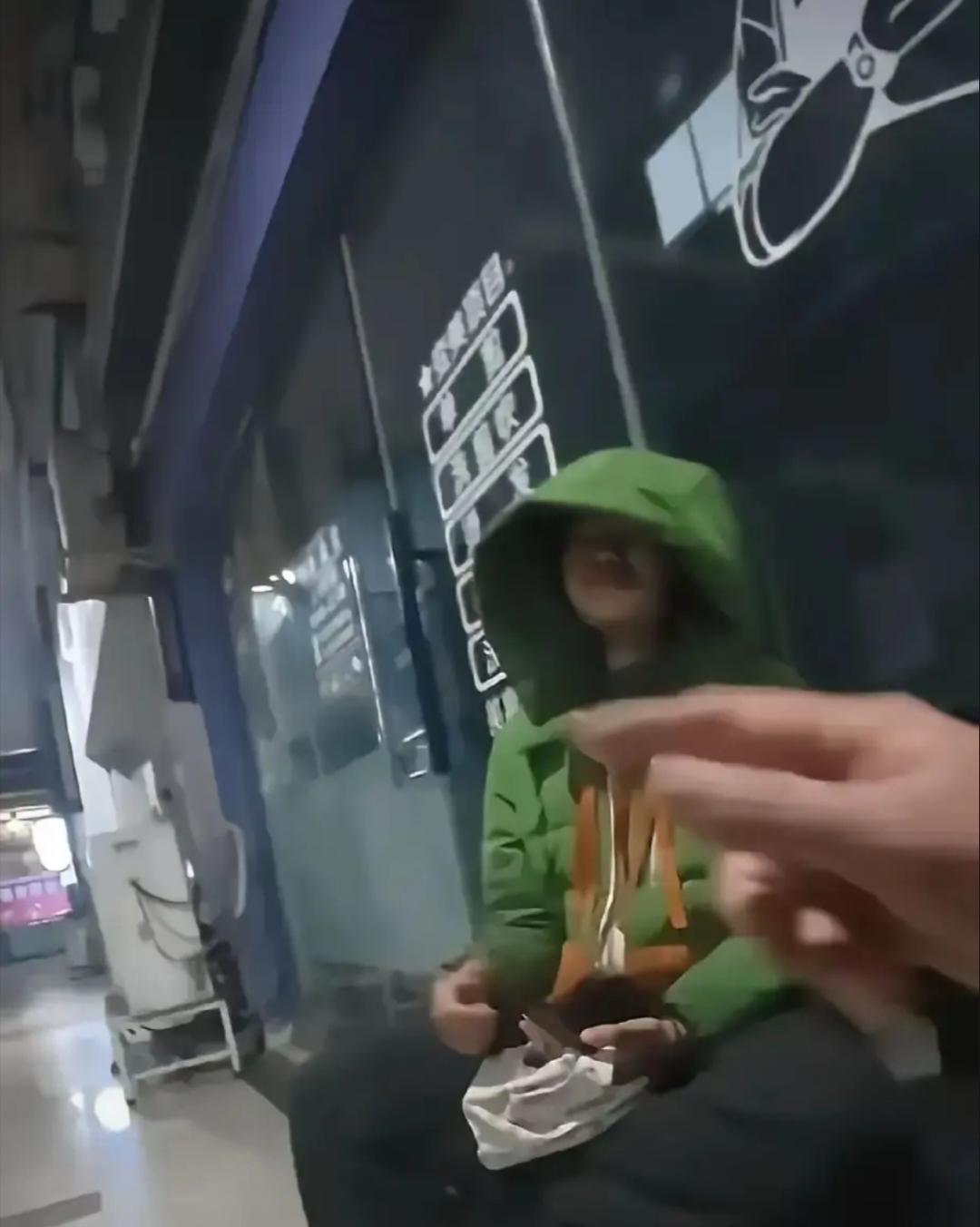 凌晨一点，男子收摊回家，看见路边长椅上坐着个小姑娘，抱着行李……
上周末，凌晨将