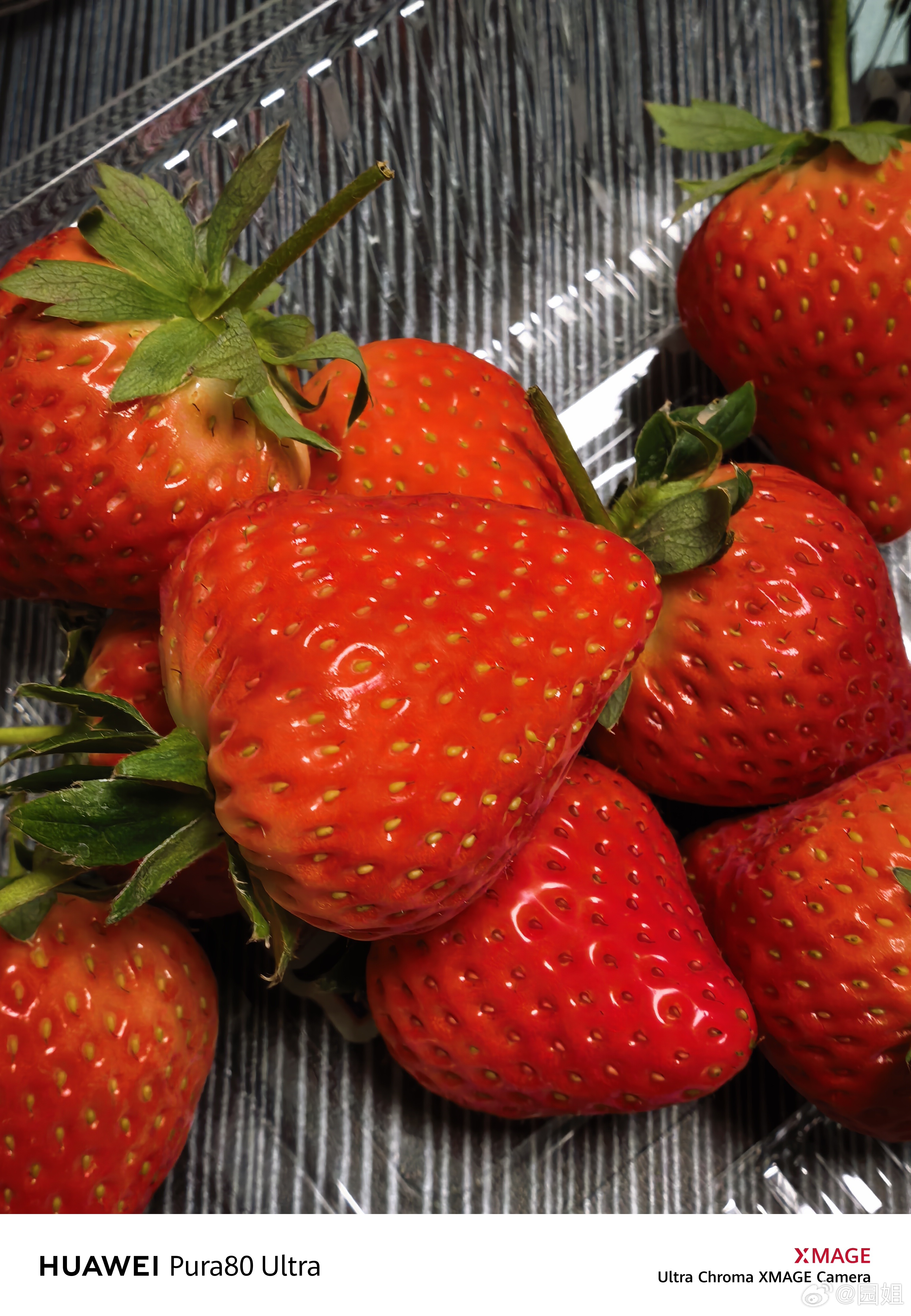 丹东大草莓上线了，刚刚买了点70一斤，有点奢侈